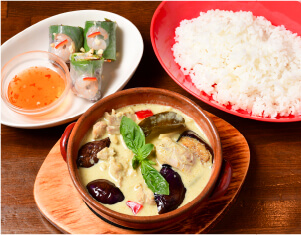 グリーンカレー& 生春巻き (グリーンカレー、ライス、生春巻き1本)